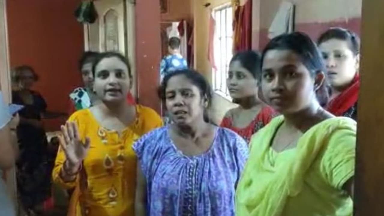 নেশা মুক্তি কেন্দ্রের মহিলাদের জোর করে আটকে মধুচক্র, অভিযোগে উত্তপ্ত বালির নিশ্চিন্দা এলাকা নেশা মুক্তি কেন্দ্রের মহিলাদের জোর করে আটকে মধুচক্র, অভিযোগে উত্তপ্ত বালির নিশ্চিন্দা এলাকা