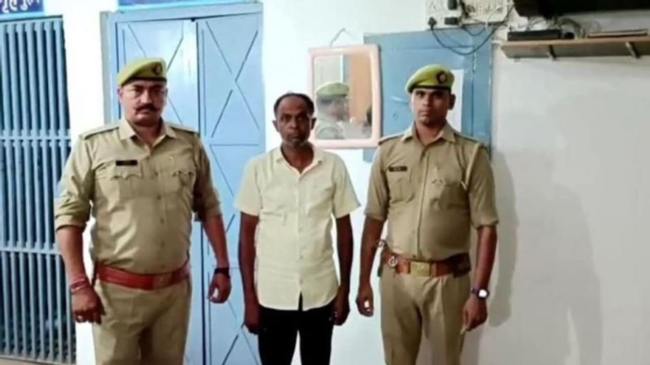 बिजनौर में गुरु शिष्य का रिश्ता शर्मसार, नंबर बढ़ाने के नाम पर टीचर ने दिया इस वारदात को अंजाम बिजनौर में गुरु शिष्य का रिश्ता शर्मसार, नंबर बढ़ाने के नाम पर टीचर ने दिया इस वारदात को अंजाम