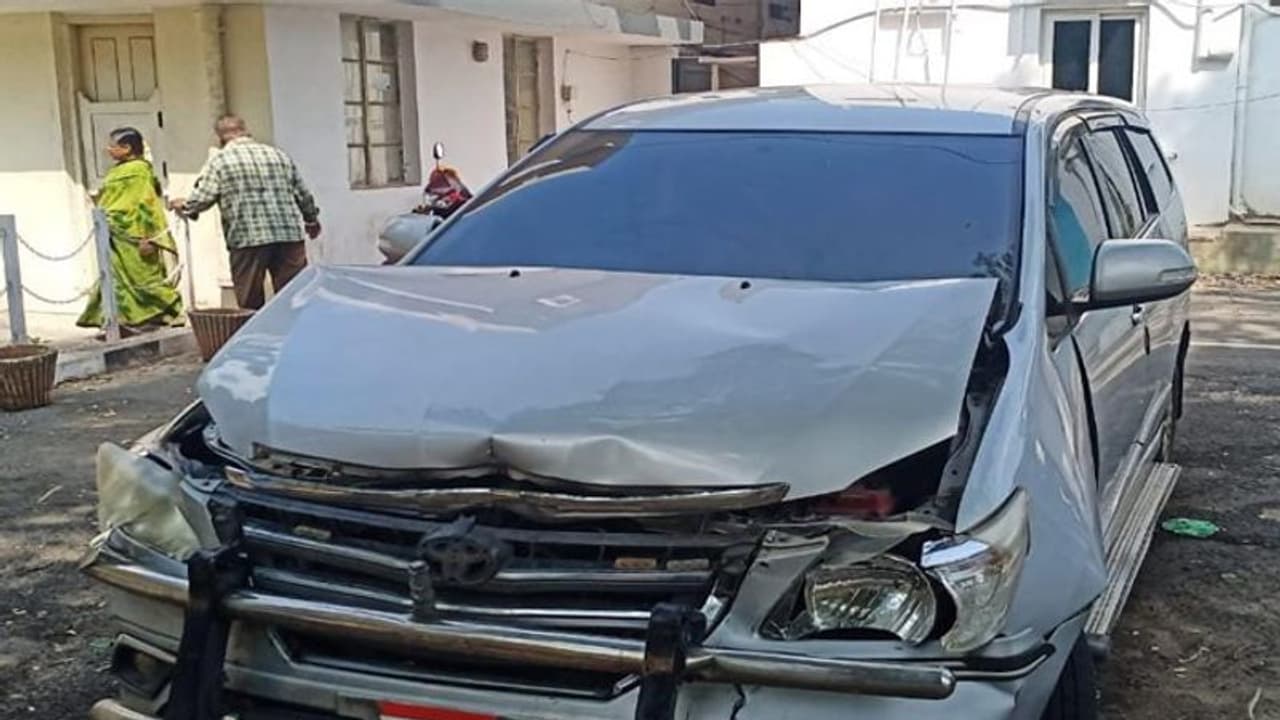 ఏపీ మంత్రి మేరుగు నాగార్జున కారుకు ప్రమాదం.. తృటిలో తప్పించుకున్న మినిస్టర్ ఏపీ మంత్రి మేరుగు నాగార్జున కారుకు ప్రమాదం.. తృటిలో తప్పించుకున్న మినిస్టర్