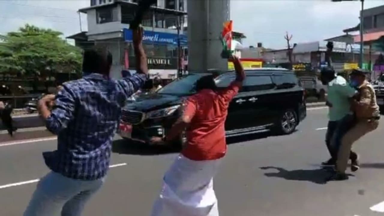 രണ്ട് എസ്എച്ച്ഒമാർക്കെതിരെ അച്ചടക്ക നടപടി; എളമക്കര എസ്എച്ച്ഒയെ മാറ്റിയത് മുഖ്യമന്ത്രിയുടെ സുരക്ഷാവീഴ്ചയിൽ