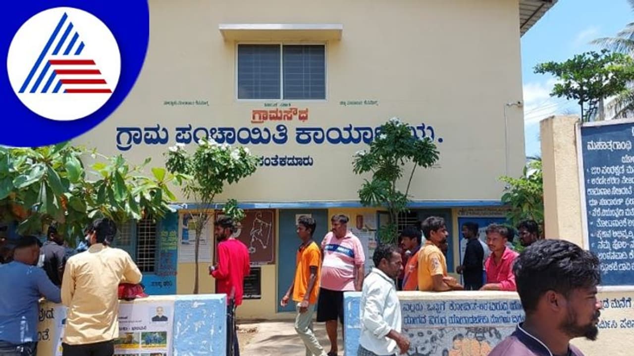 ಸ್ಮಶಾನಕ್ಕೆ ಮೀಸಲಿಟ್ಟ ಜಾಗ ಒತ್ತುವರಿ; ಪಂಚಾಯತಿ ಅಧಿಕಾರಿಗಳನ್ನೇ ಕೂಡಿ ಹಾಕಿ ಬೀಗ ಜಡಿದ ಗ್ರಾಮಸ್ಥರು ಸ್ಮಶಾನಕ್ಕೆ ಮೀಸಲಿಟ್ಟ ಜಾಗ ಒತ್ತುವರಿ; ಪಂಚಾಯತಿ ಅಧಿಕಾರಿಗಳನ್ನೇ ಕೂಡಿ ಹಾಕಿ ಬೀಗ ಜಡಿದ ಗ್ರಾಮಸ್ಥರು
