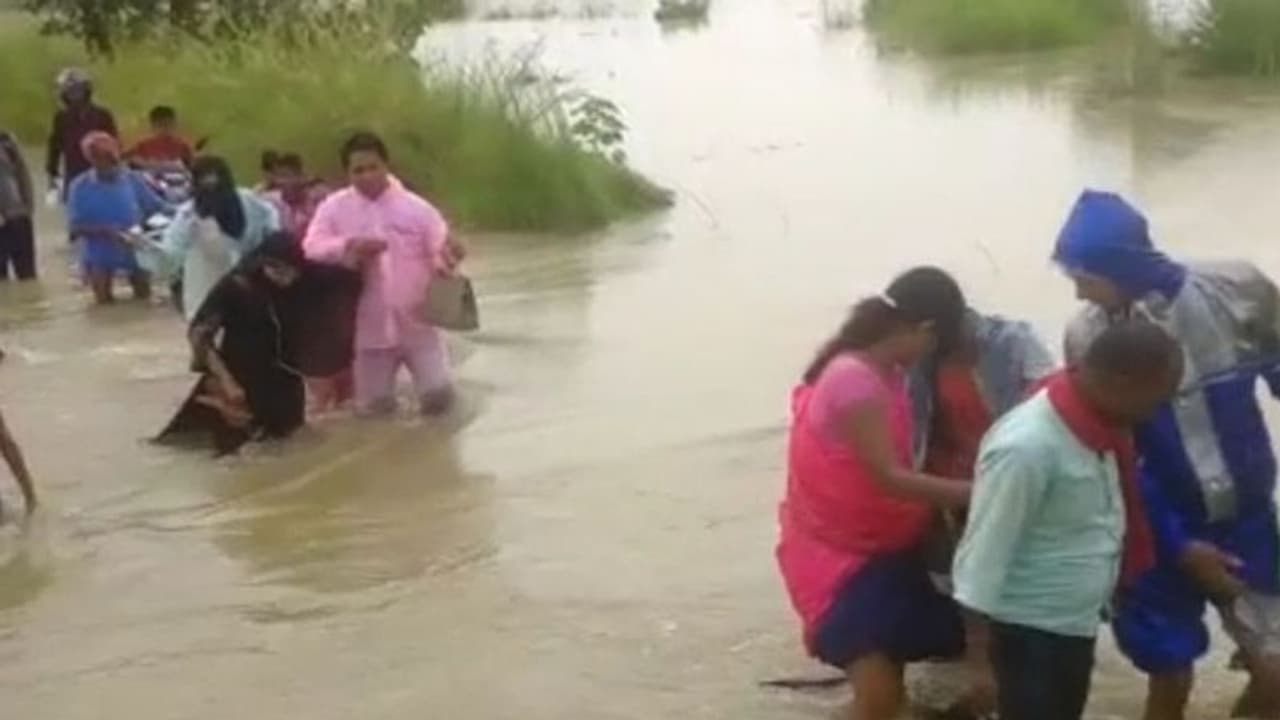 बिहार के एक्टिव हुआ मानसून: 19 जिलों में भारी बारिश का अलर्ट, बेतिया के कई गांव जलमग्न बिहार के एक्टिव हुआ मानसून: 19 जिलों में भारी बारिश का अलर्ट, बेतिया के कई गांव जलमग्न
