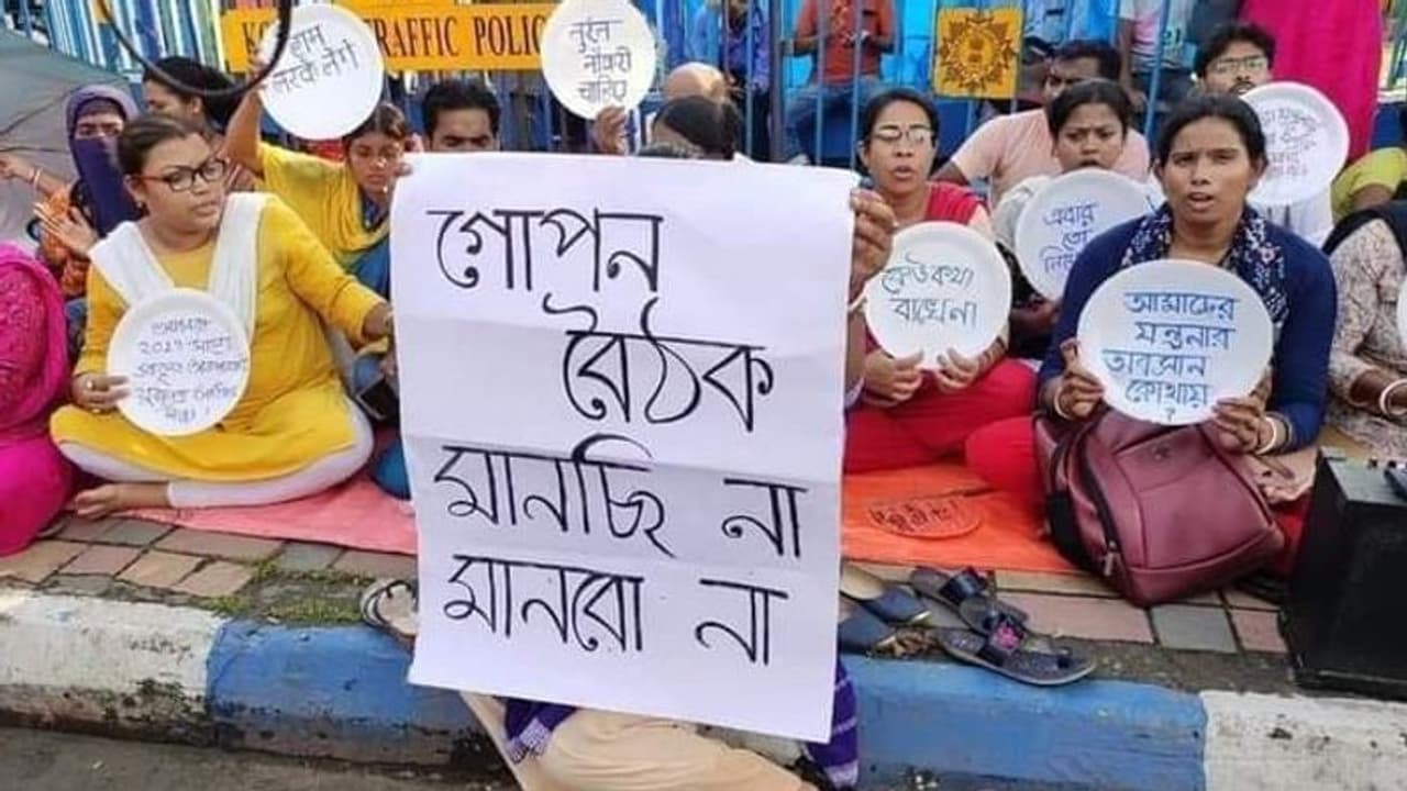 রাতভর আবস্থান বিক্ষোভ বৃথা, TET আন্দোলনকারীদের টেনেহিঁচড়ে অভিষেকের অফিসের সামনে থেকে সরাল পুলিশ রাতভর আবস্থান বিক্ষোভ বৃথা, TET আন্দোলনকারীদের টেনেহিঁচড়ে অভিষেকের অফিসের সামনে থেকে সরাল পুলিশ