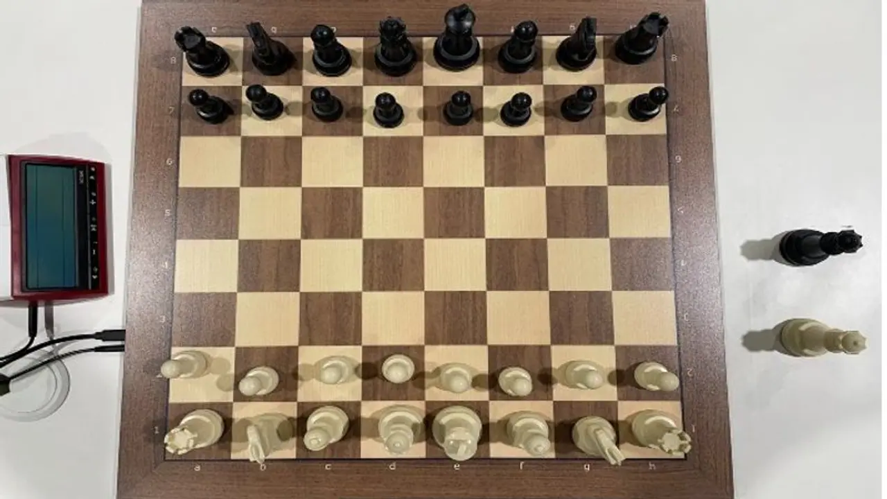 செஸ் ஒலிம்பியாட்: ஒரு செஸ் போர்டின் விலை ரூ.30,000.. அப்படி இந்த போர்டில் என்னதான் இருக்கு..? செஸ் ஒலிம்பியாட்: ஒரு செஸ் போர்டின் விலை ரூ.30,000.. அப்படி இந்த போர்டில் என்னதான் இருக்கு..?