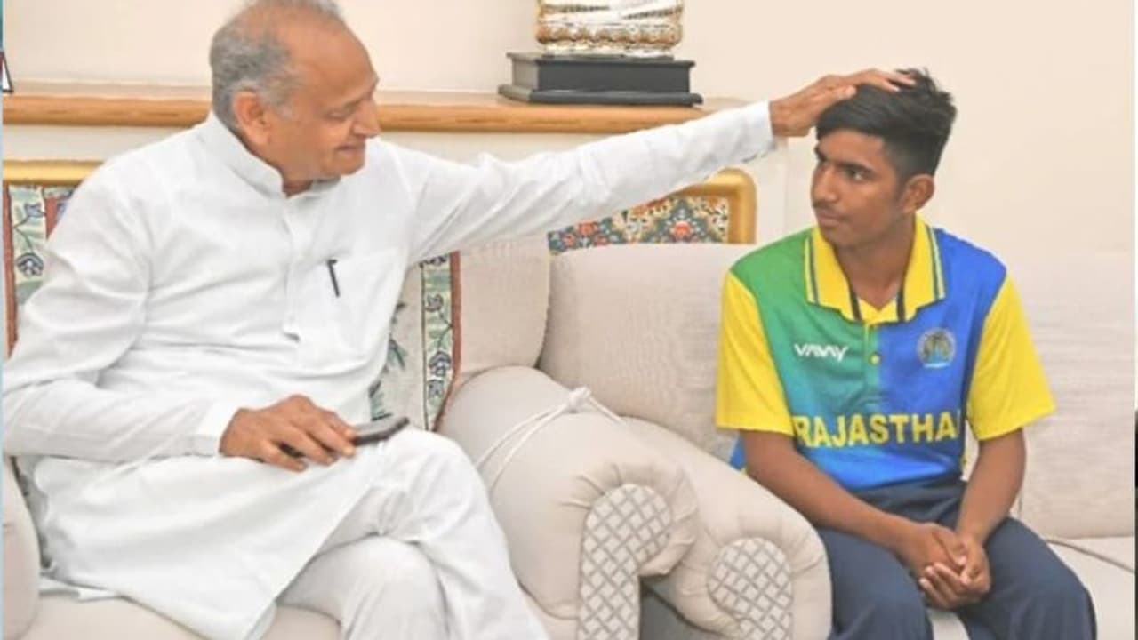  6 सेकंड के वीडियो से स्टार बने इस लड़के से मिले अशोक गहलोत, सिर पर हाथ रख कहा अब तुम हमारी जिम्मेदारी हो