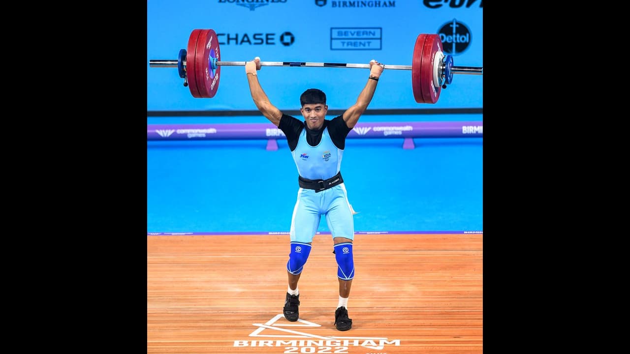 ആദ്യം ജീവിതഭാരമുയര്ത്തി, ഒടുവില് കോമണ്വെല്ത്തില് ഇന്ത്യയുടെ വിജയഭാരവുമയര്ത്തി സങ്കേത് സാര്ഗര് ആദ്യം ജീവിതഭാരമുയര്ത്തി, ഒടുവില് കോമണ്വെല്ത്തില് ഇന്ത്യയുടെ വിജയഭാരവുമയര്ത്തി സങ്കേത് സാര്ഗര്