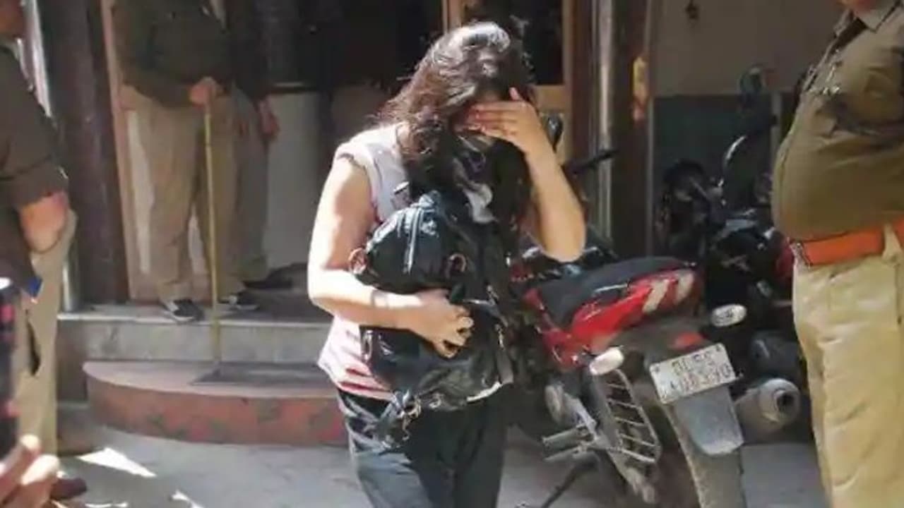 तकिये के साथ सेक्स करो...इंदौर में छात्रा के साथ शर्मनाक रैंगिग, सीनियर्स ने पार की हद तकिये के साथ सेक्स करो...इंदौर में छात्रा के साथ शर्मनाक रैंगिग, सीनियर्स ने पार की हद