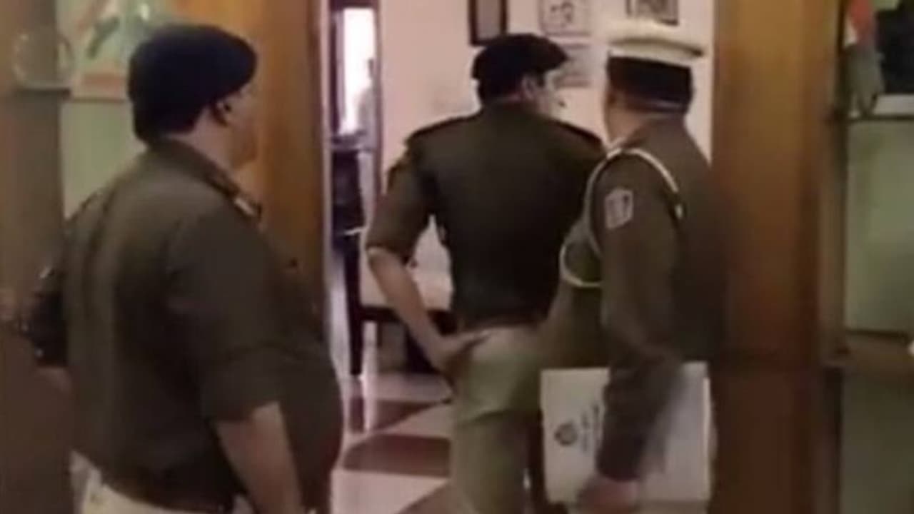 मध्य प्रदेश से दर्दनाक खबर: पति ने पत्नी और बेटा बेटी को नींद से जगाया, फिर सभी ने साथ मरने का किया फैसला मध्य प्रदेश से दर्दनाक खबर: पति ने पत्नी और बेटा बेटी को नींद से जगाया, फिर सभी ने साथ मरने का किया फैसला