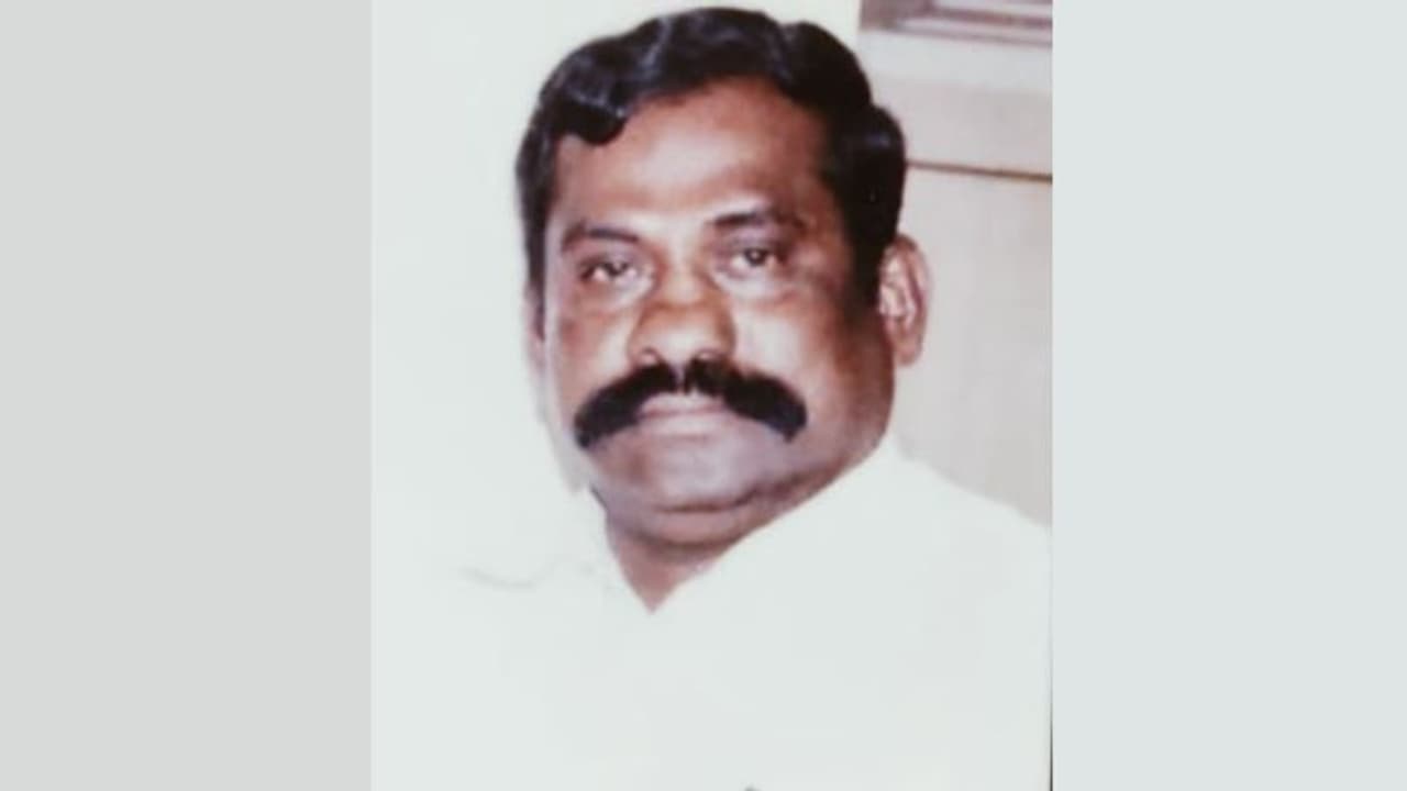 തമിഴ്നാട് കൊച്ചുമകൾക്ക് പലഹാരം വാങ്ങാനെത്തിയ ആളെ വെട്ടിക്കൊന്നു, പ്രതികളെത്തിയത് രാജാക്കാട്ടെ ജീപ്പിൽ തമിഴ്നാട് കൊച്ചുമകൾക്ക് പലഹാരം വാങ്ങാനെത്തിയ ആളെ വെട്ടിക്കൊന്നു, പ്രതികളെത്തിയത് രാജാക്കാട്ടെ ജീപ്പിൽ