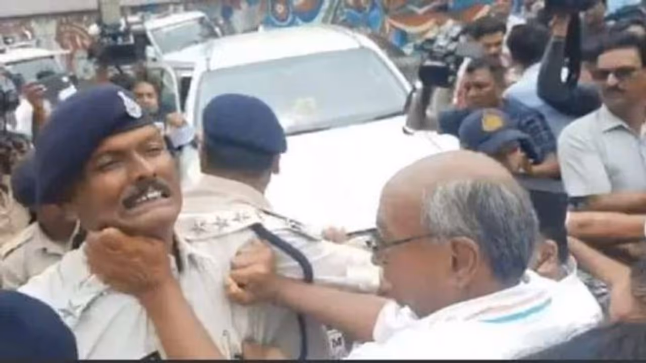 പൊലീസുകാരന്‍റെ കോളറിന് കുത്തിപ്പിടിച്ച് മുന്‍ മുഖ്യമന്ത്രി; രാഹുല്‍ പറഞ്ഞിട്ടാണോ? ആഞ്ഞടിച്ച് ബിജെപി