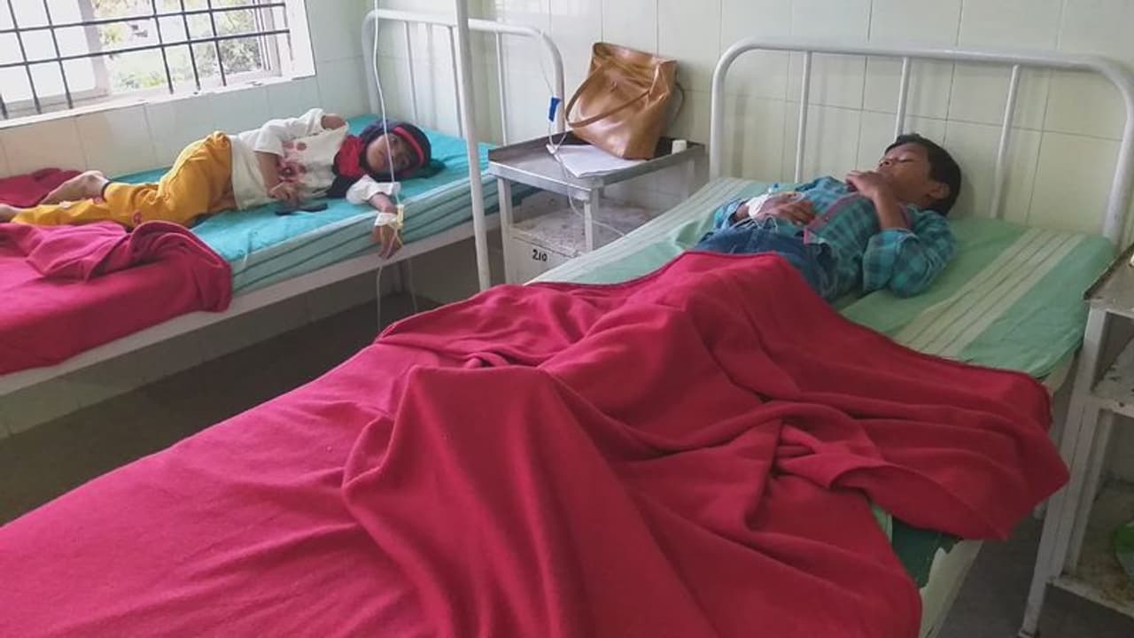 ಶಾಲಾ ಮಕ್ಕಳ ಮೇಲೆ ಹೆಜ್ಜೇನು ದಾಳಿ, 12 ವಿದ್ಯಾರ್ಥಿಗಳು ಅಸ್ವಸ್ಥ ಶಾಲಾ ಮಕ್ಕಳ ಮೇಲೆ ಹೆಜ್ಜೇನು ದಾಳಿ, 12 ವಿದ್ಯಾರ್ಥಿಗಳು ಅಸ್ವಸ್ಥ