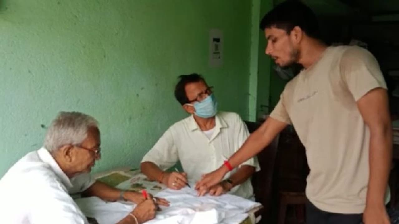 সাদা জামায় একঝাঁক বাঙালির সই, জন্মভিটে অন্ধ্রপ্রদেশে ফিরে গেলেন বীরভূমের ডাকসেবক সাদা জামায় একঝাঁক বাঙালির সই, জন্মভিটে অন্ধ্রপ্রদেশে ফিরে গেলেন বীরভূমের ডাকসেবক