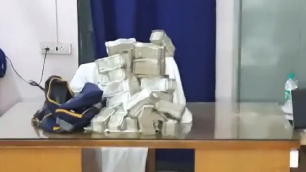 এবার হাওড়ায় গাড়ি থেকে উদ্ধার রাশি রাশি টাকা, তৃণমূলের প্রশ্ন EDকে এবার হাওড়ায় গাড়ি থেকে উদ্ধার রাশি রাশি টাকা, তৃণমূলের প্রশ্ন EDকে