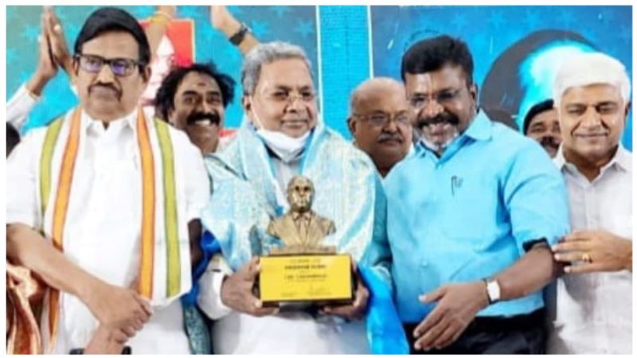 வலிமையான தலைவர் சித்தராமையா ஏன் பிரதமராகக் கூடாது.? காங்கிரஸ் கட்சியை ஜெர்க் ஆக்கிய திருமாவளவன்! வலிமையான தலைவர் சித்தராமையா ஏன் பிரதமராகக் கூடாது.? காங்கிரஸ் கட்சியை ஜெர்க் ஆக்கிய திருமாவளவன்!