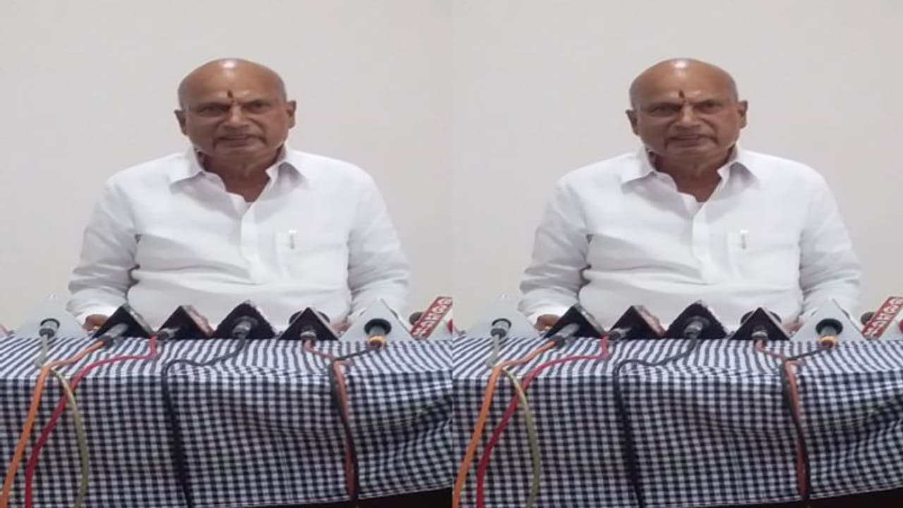 కేసీఆర్ ఇలాకాలో టీఆర్ఎస్ కు షాక్... రాజీనామా చేసిన టీఆర్ఎస్ సీనియర్ నేత కేసీఆర్ ఇలాకాలో టీఆర్ఎస్ కు షాక్... రాజీనామా చేసిన టీఆర్ఎస్ సీనియర్ నేత