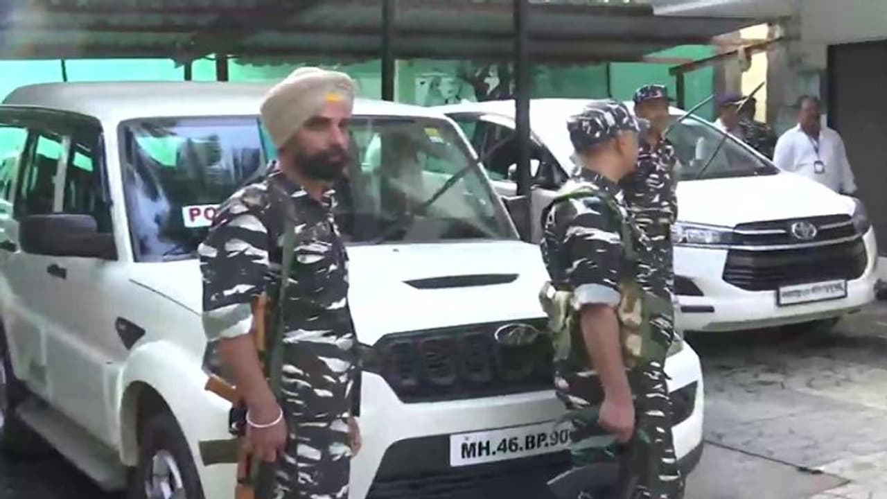 Patra Chawl scam: संजय राउत के घर पहुंची ED की टीम, शिवसेना नेता बोले मर जाऊं तो भी समर्पण नहीं करूंगा Patra Chawl scam: संजय राउत के घर पहुंची ED की टीम, शिवसेना नेता बोले मर जाऊं तो भी समर्पण नहीं करूंगा