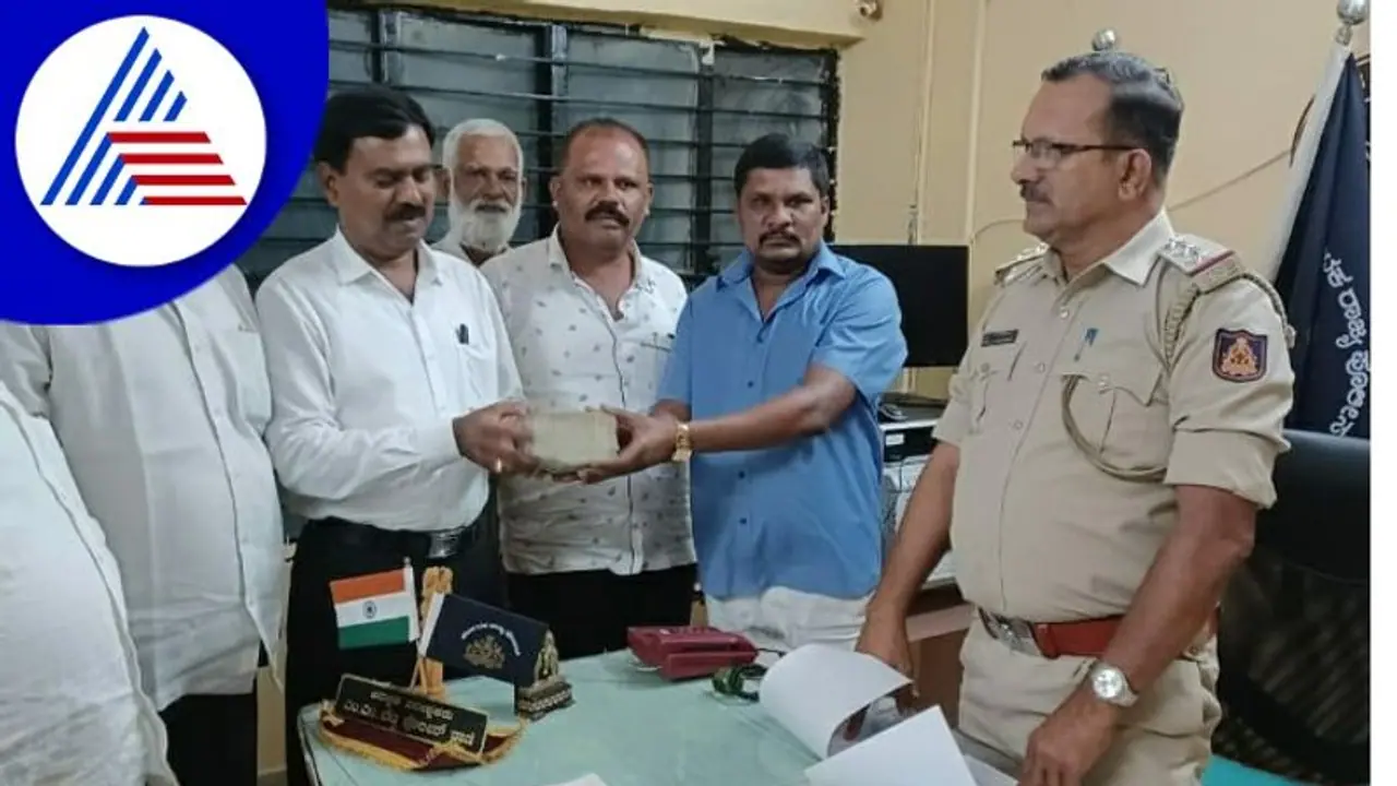 Male Mahadeshwara Temple; ಕಣ್ತಪ್ಪಿನಿಂದ ಪ್ರಸಾದ ಜತೆ ಕೊಟ್ಟಿದ್ದ 2.93 ಲಕ್ಷ ರೂ ಹಿಂದಿರುಗಿಸಿದ ಭಕ್ತ