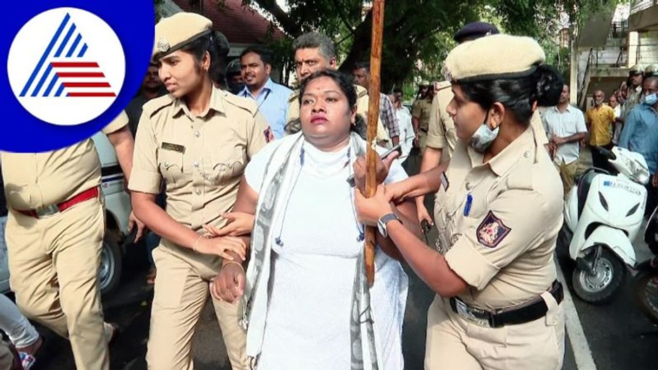 ತೇಜಸ್ವಿ ಸೂರ್ಯಗೆ ಹೂ ನೀಡಿ ಪ್ರತಿಭಟನೆಗೆ ಮುಂದಾದ ಕಾಂಗ್ರೆಸ್ ಕಾರ್ಯಕರ್ತರ ವಶ ತೇಜಸ್ವಿ ಸೂರ್ಯಗೆ ಹೂ ನೀಡಿ ಪ್ರತಿಭಟನೆಗೆ ಮುಂದಾದ ಕಾಂಗ್ರೆಸ್ ಕಾರ್ಯಕರ್ತರ ವಶ