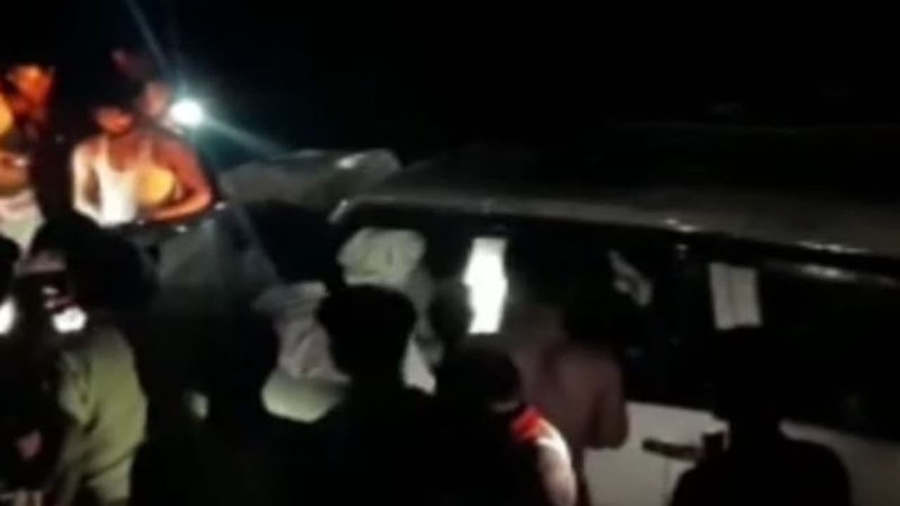 सुपौल में भीषण हादसा: एक ही परिवार के 3 लोगों की मौत, जानकारी मिलते ही बेसुध हुए परिजन सुपौल में भीषण हादसा: एक ही परिवार के 3 लोगों की मौत, जानकारी मिलते ही बेसुध हुए परिजन