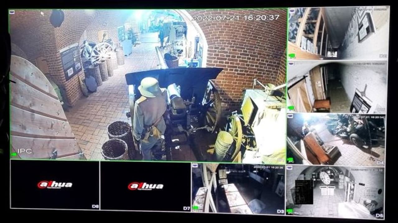 म्यूजियम घूमने आए कामुक मेहमान छिप छिपकर कर रहे थे सेक्स, प्रबंधन ने CCTV फुटेज जारी कर खोल दी पोल म्यूजियम घूमने आए कामुक मेहमान छिप छिपकर कर रहे थे सेक्स, प्रबंधन ने CCTV फुटेज जारी कर खोल दी पोल