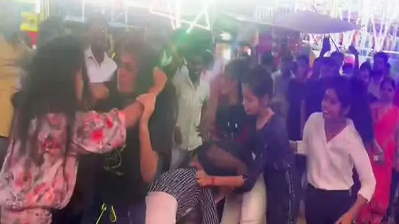 बॉयफ्रेंड के लिए लड़कियों में जमकर हुई मारपीट, किसी के बाल खींचे तो किसी को जड़े थप्पड़, देखिए गजब वीडियो बॉयफ्रेंड के लिए लड़कियों में जमकर हुई मारपीट, किसी के बाल खींचे तो किसी को जड़े थप्पड़, देखिए गजब वीडियो