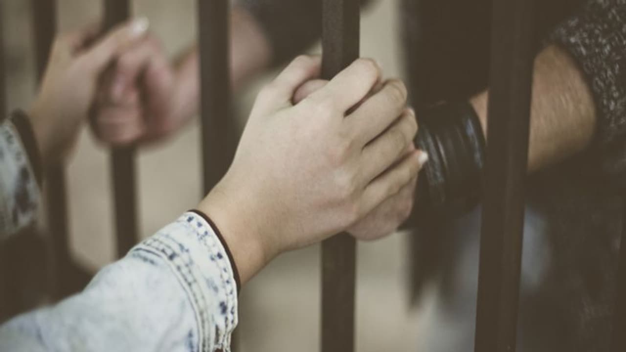 कैदी के प्यार में पड़ी पुलिस ऑफिसर, जेल में शुरु किया 'धंधा', मोबाइल ने खोल दी पोल कैदी के प्यार में पड़ी पुलिस ऑफिसर, जेल में शुरु किया 'धंधा', मोबाइल ने खोल दी पोल