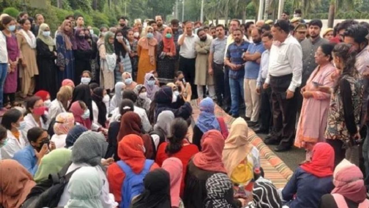 AMU में मेडिकल की छात्राओं ने उत्पीड़न के विरोध में किया प्रदर्शन, कॉलेज प्रशासन से रखी ये मांग AMU में मेडिकल की छात्राओं ने उत्पीड़न के विरोध में किया प्रदर्शन, कॉलेज प्रशासन से रखी ये मांग
