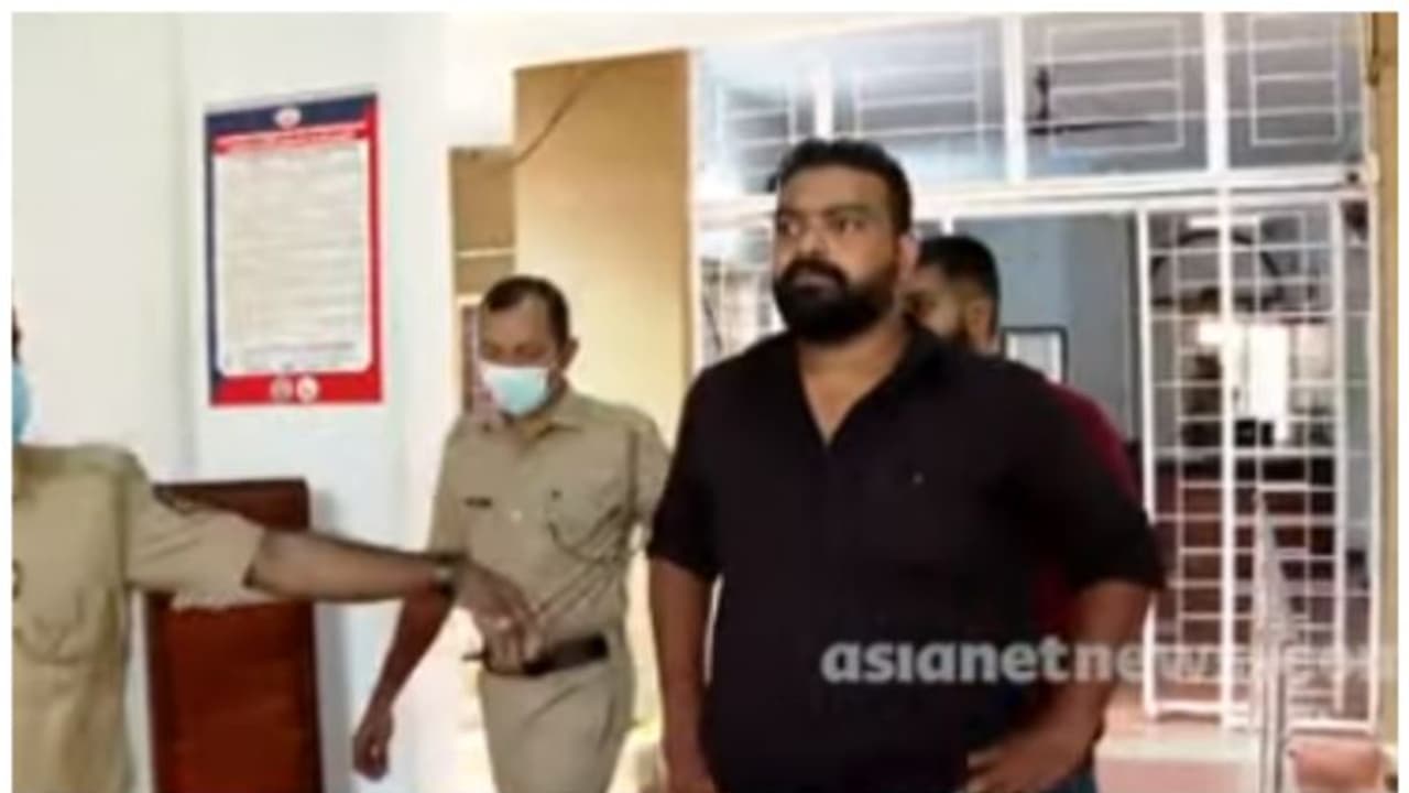 കോഴിക്കോട്ട് വാഹന പരിശോധനക്കിടെ എസ്ഐയെ ആക്രമിച്ചു; രണ്ട് പേര് പിടിയില് കോഴിക്കോട്ട് വാഹന പരിശോധനക്കിടെ എസ്ഐയെ ആക്രമിച്ചു; രണ്ട് പേര് പിടിയില്