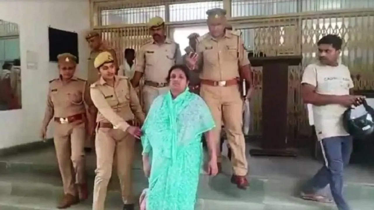 महिला को परेशान कर ससुर पति ने निकाला घर से बाहर, मथुरा SSP कार्यालय के बाहर पीड़िता की हरकत देख सब रह गए दंग महिला को परेशान कर ससुर पति ने निकाला घर से बाहर, मथुरा SSP कार्यालय के बाहर पीड़िता की हरकत देख सब रह गए दंग