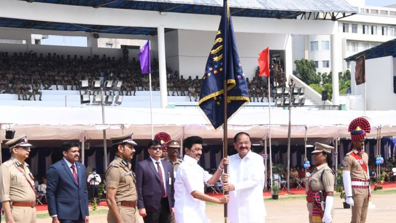 தமிழ்நாட்டில் மதக்கலவரங்கள் நிகழவில்லை.. துப்பாக்கிச்சூடு இல்லை.. காவல்துறையை பாரட்டிய முதல்வர் தமிழ்நாட்டில் மதக்கலவரங்கள் நிகழவில்லை.. துப்பாக்கிச்சூடு இல்லை.. காவல்துறையை பாரட்டிய முதல்வர்