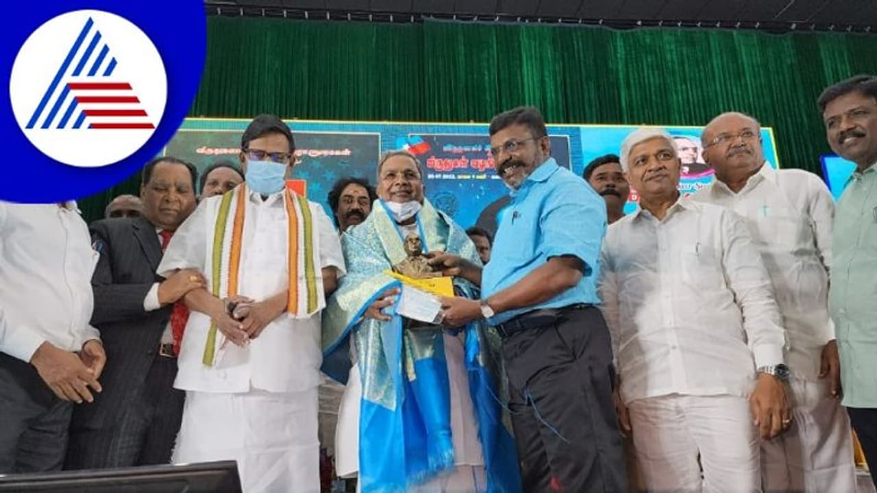 ಚೆನ್ನೈನಲ್ಲಿ ಸಿದ್ದರಾಮಯ್ಯಗೆ ಅಂಬೇಡ್ಕರ್ ಪ್ರಶಸ್ತಿ ಪ್ರಧಾನ, ಸ್ಟಾಲಿನ್ ಭೇಟಿ ಚೆನ್ನೈನಲ್ಲಿ ಸಿದ್ದರಾಮಯ್ಯಗೆ ಅಂಬೇಡ್ಕರ್ ಪ್ರಶಸ್ತಿ ಪ್ರಧಾನ, ಸ್ಟಾಲಿನ್ ಭೇಟಿ