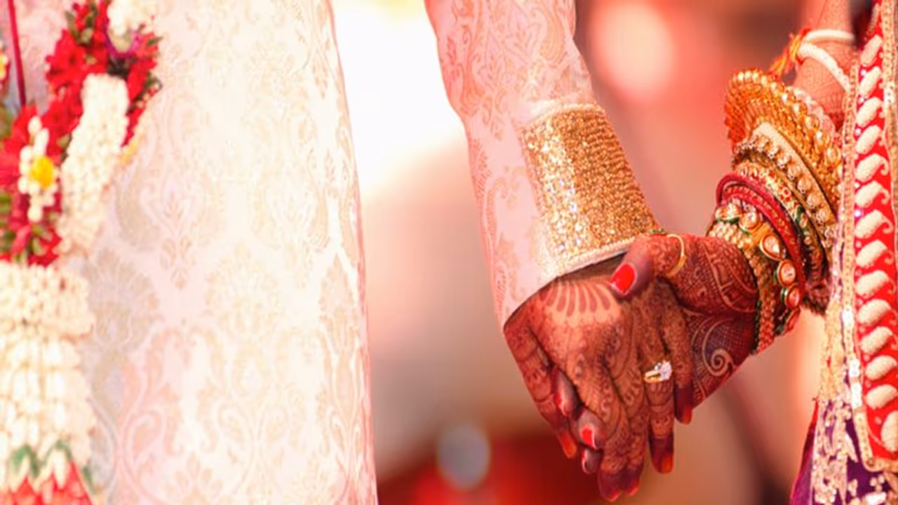 अपने घर में बैठकर दुल्हन...अमेरिकी दूल्हे से करेगी शादी, फिर खुद पति पत्नी बन करेगी ये काम अपने घर में बैठकर दुल्हन...अमेरिकी दूल्हे से करेगी शादी, फिर खुद पति पत्नी बन करेगी ये काम