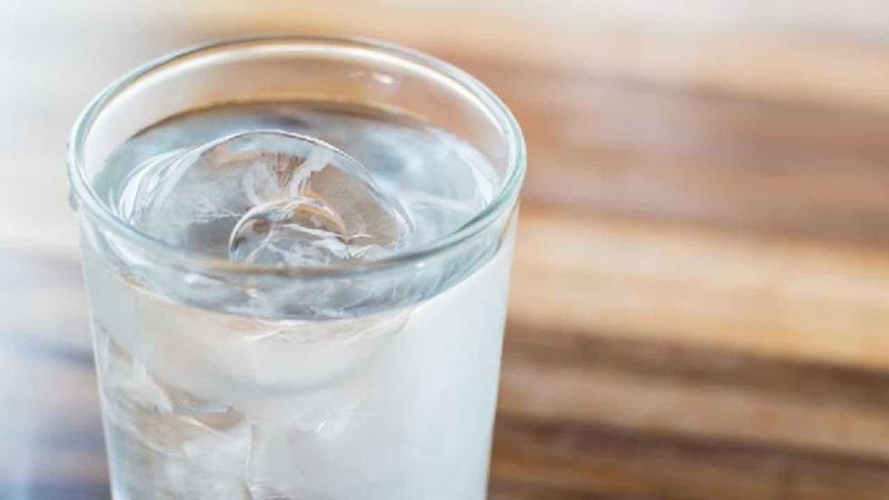 ಬೇಸಿಗೆಯಲ್ಲಿ ಐಸ್ ವಾಟರ್ ಕುಡಿಬೇಡಿ ಅನ್ನೋದ್ಯಾಕೆ? ಹಿಂದಿರೋ ಕಾರಣನೂ ತಿಳ್ಕೊಳ್ಳಿ ಬೇಸಿಗೆಯಲ್ಲಿ ಐಸ್ ವಾಟರ್ ಕುಡಿಬೇಡಿ ಅನ್ನೋದ್ಯಾಕೆ? ಹಿಂದಿರೋ ಕಾರಣನೂ ತಿಳ್ಕೊಳ್ಳಿ