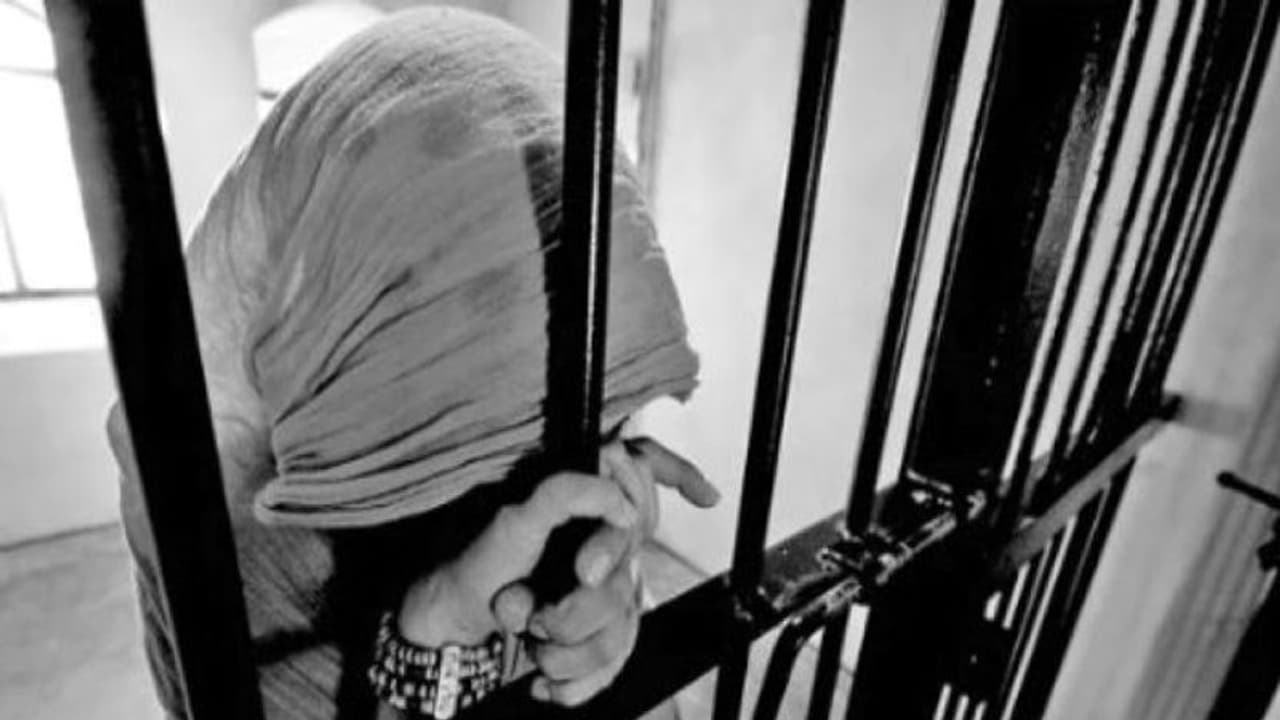 Women Behind Bars: लॉन्च हुई ऐसी अजीबो गरीब डेटिंग ऐप.. अपने प्यार नहीं अपराधी से मिलने जाएंगे जेल में 