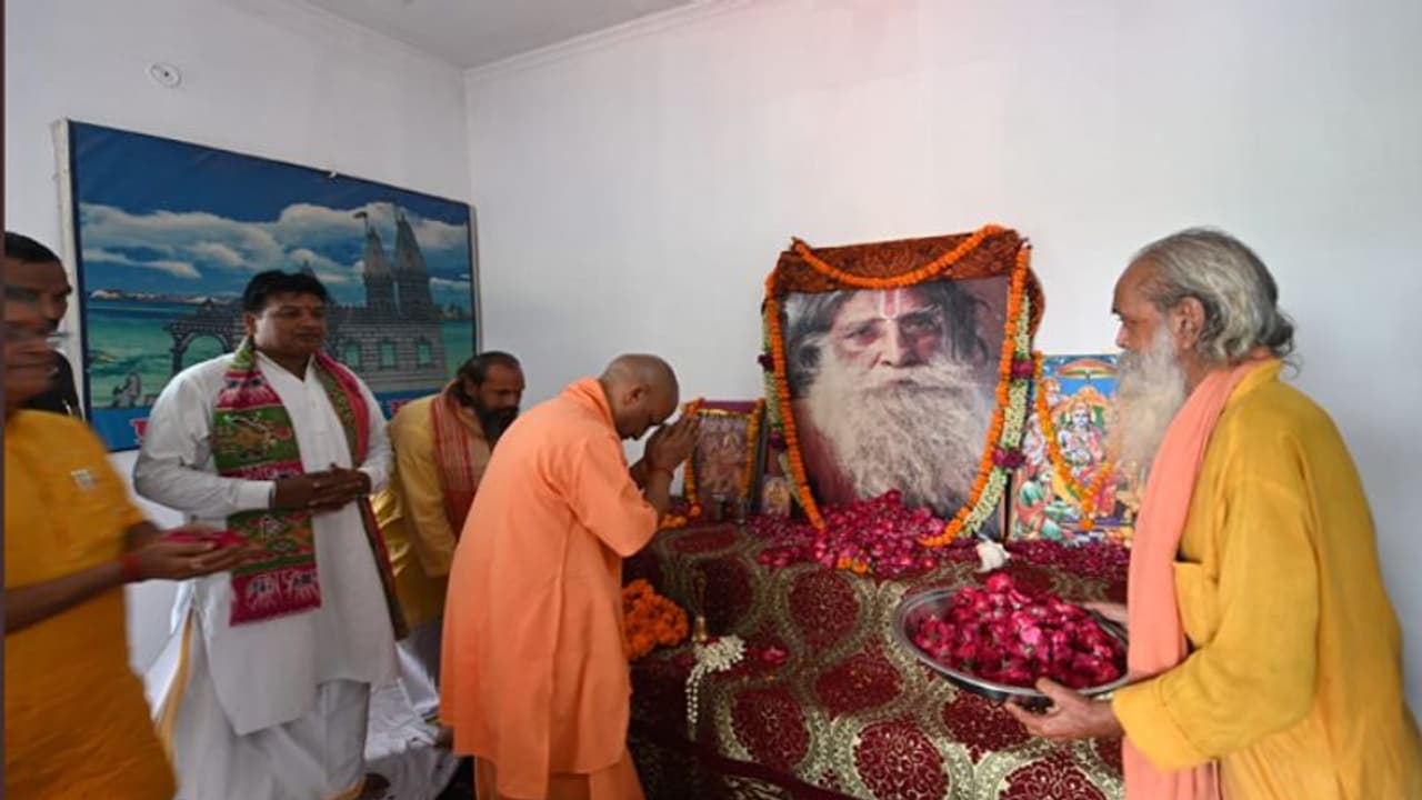 अयोध्या पहुंचे सीएम योगी, श्रद्धांजलि सभा में शामिल होकर परमहंस दास को बताया मंदिर आंदोलन का अमिट हस्ताक्षर अयोध्या पहुंचे सीएम योगी, श्रद्धांजलि सभा में शामिल होकर परमहंस दास को बताया मंदिर आंदोलन का अमिट हस्ताक्षर