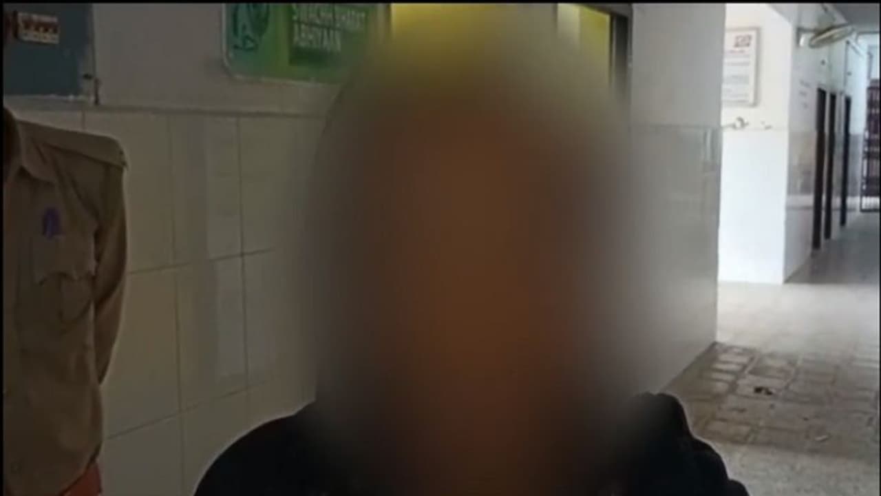 हमीरपुर में दारोगा ने घर में घुसकर महिला को दी थर्ड डिग्री, चोट के निशान ने बयां की बर्बरता हमीरपुर में दारोगा ने घर में घुसकर महिला को दी थर्ड डिग्री, चोट के निशान ने बयां की बर्बरता