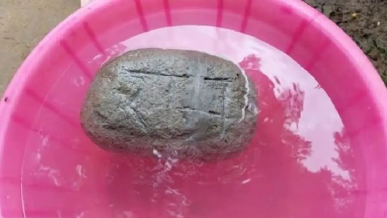 मैनपुरी की ईशन नदी में तैरता मिला राम नाम का पत्थर, देखने के लिए श्रद्धालुओं की उमड़ रही भीड़ मैनपुरी की ईशन नदी में तैरता मिला राम नाम का पत्थर, देखने के लिए श्रद्धालुओं की उमड़ रही भीड़