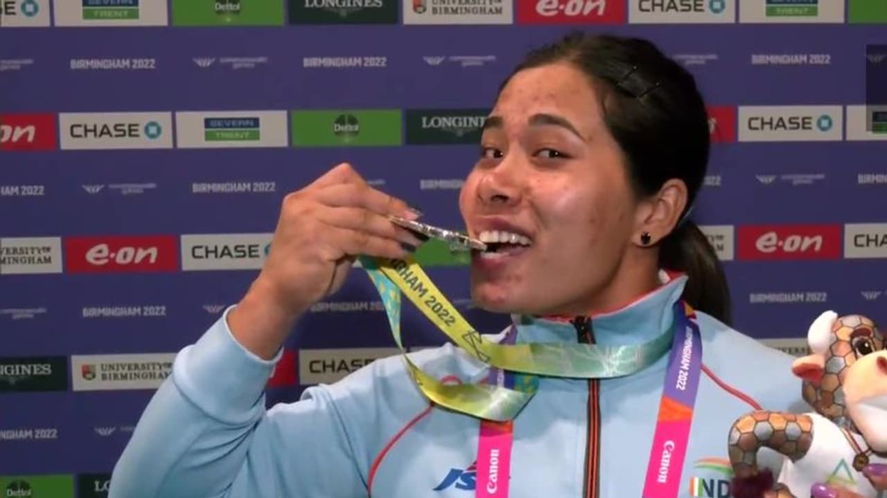 पिता ने बंद रखी किराने की दुकान, भाई ने रिचार्ज कराया टीवी, जानें कैसे परिवार ने की बड़े मौके की तैयारी