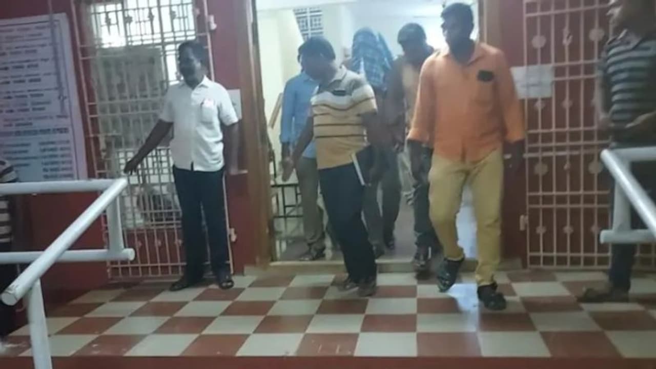 'ഐഎസുമായി ഓൺലൈൻ ബന്ധം, ഭീകരാക്രമണത്തിന് പദ്ധതിയിട്ടു'; തമിഴ്നാട്ടിൽ എൻജിനീയറിങ് വിദ്യാർഥി അറസ്റ്റിൽ 'ഐഎസുമായി ഓൺലൈൻ ബന്ധം, ഭീകരാക്രമണത്തിന് പദ്ധതിയിട്ടു'; തമിഴ്നാട്ടിൽ എൻജിനീയറിങ് വിദ്യാർഥി അറസ്റ്റിൽ