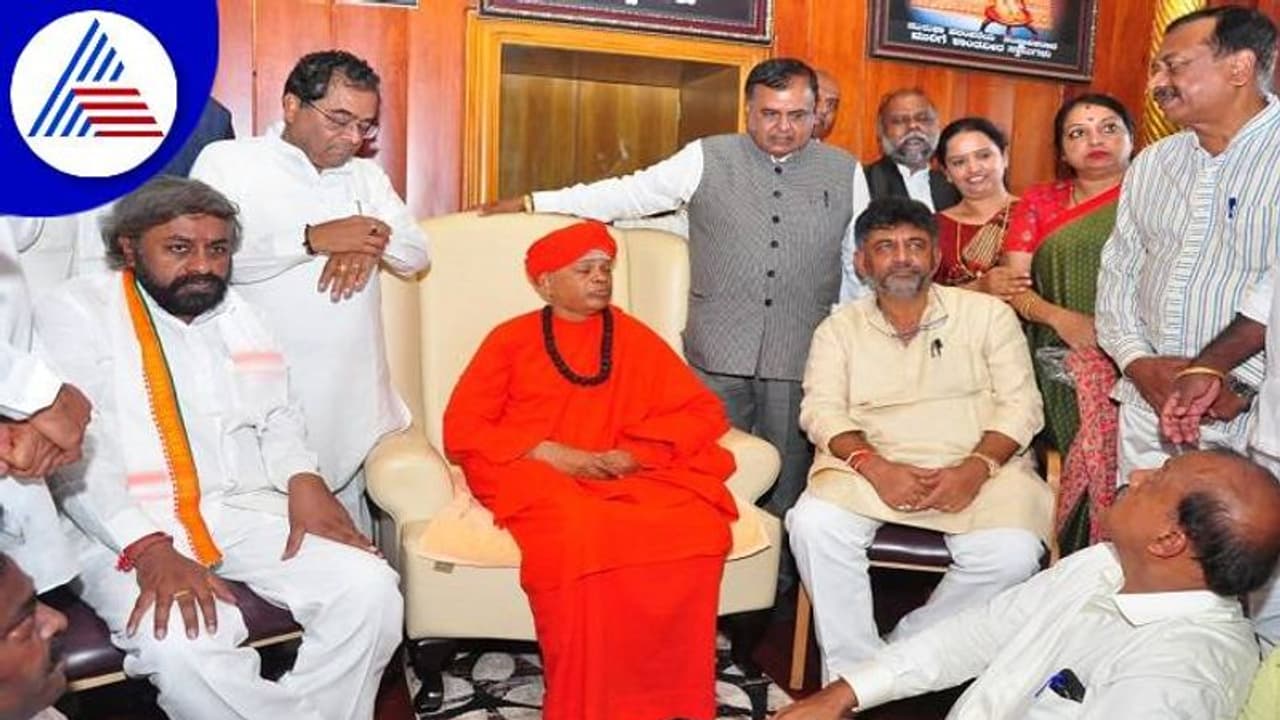 ಚಿತ್ರದುರ್ಗ: ಮುರುಘಾ ಮಠಕ್ಕೆ ರಾಹುಲ್ ಗಾಂಧಿ ಭೇಟಿ, ಸ್ಥಳ ಪರಿಶೀಲನೆ ನಡೆಸಿದ ಡಿಕೆಶಿ ಚಿತ್ರದುರ್ಗ: ಮುರುಘಾ ಮಠಕ್ಕೆ ರಾಹುಲ್ ಗಾಂಧಿ ಭೇಟಿ, ಸ್ಥಳ ಪರಿಶೀಲನೆ ನಡೆಸಿದ ಡಿಕೆಶಿ