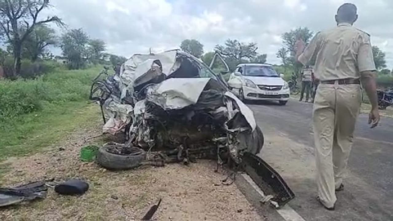 जयपुर में भयानक एक्सीडेंट:टीन का डिब्बा बनी लग्जरी कार, लाशों के टुकड़े टुकड़े कर चादर की गठरी में बांधना पड़ा