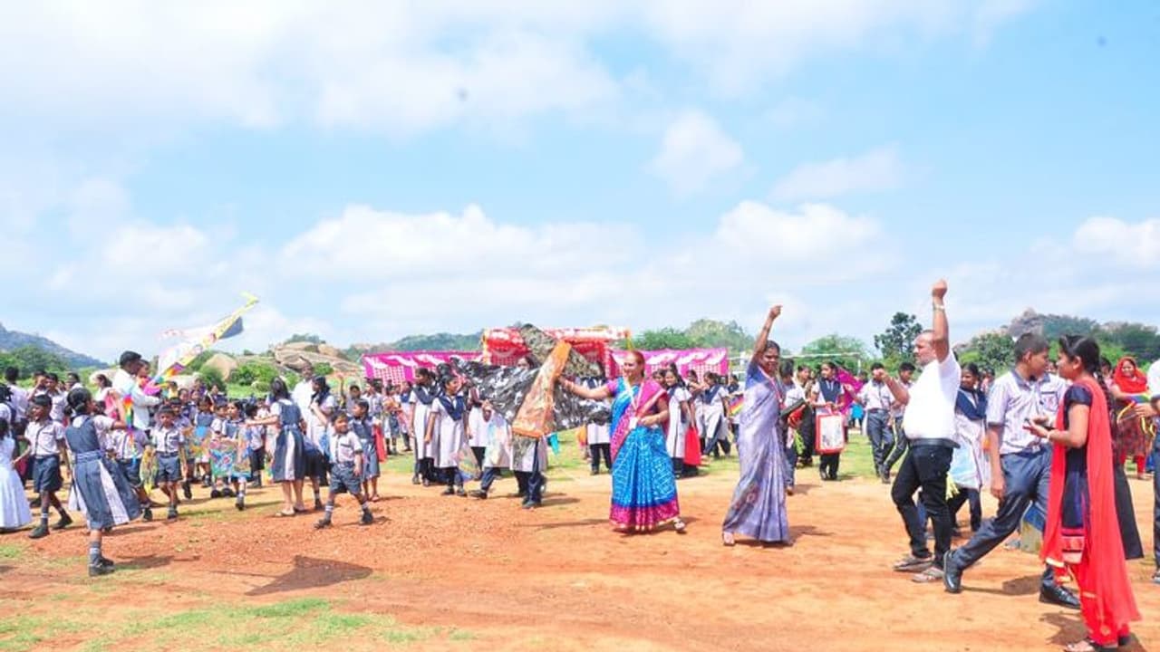 Chitradurga ಪಟ ಪಟ ಹಾರೋ ಗಾಳಿಪಟ ಹಬ್ಬ ಆಚರಣೆ, ಕುಣಿದು ಕುಪ್ಪಳಿಸಿದ ಮಕ್ಕಳು