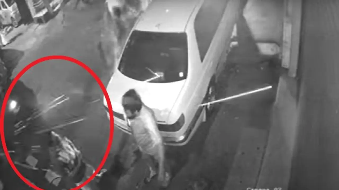 இலங்கை கொழும்பு அருகே துப்பாக்கிச்சூடு… ஒருவர் பலி… பதபதைக்க வைக்கும் சிசிடிவி காட்சி!! இலங்கை கொழும்பு அருகே துப்பாக்கிச்சூடு… ஒருவர் பலி… பதபதைக்க வைக்கும் சிசிடிவி காட்சி!!