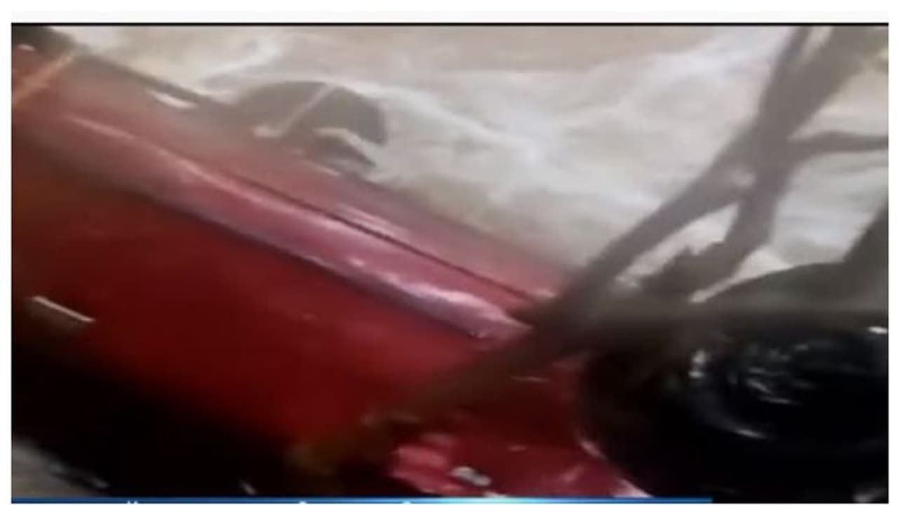 പത്തനംതിട്ടയില് കാര് ഒഴുക്കില്പ്പെട്ടു; ഡ്രൈവറെ രക്ഷപ്പെടുത്തി പത്തനംതിട്ടയില് കാര് ഒഴുക്കില്പ്പെട്ടു; ഡ്രൈവറെ രക്ഷപ്പെടുത്തി