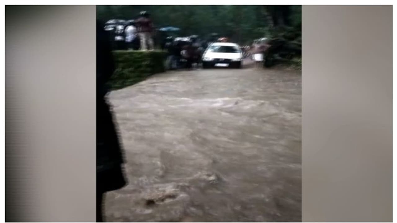 സംസ്ഥാനത്ത് മഴ കനത്തു: രണ്ട് മരണം, ഉള്വനങ്ങളില് ഉരുള്പൊട്ടിയതായി സൂചന, ജാഗ്രത സംസ്ഥാനത്ത് മഴ കനത്തു: രണ്ട് മരണം, ഉള്വനങ്ങളില് ഉരുള്പൊട്ടിയതായി സൂചന, ജാഗ്രത