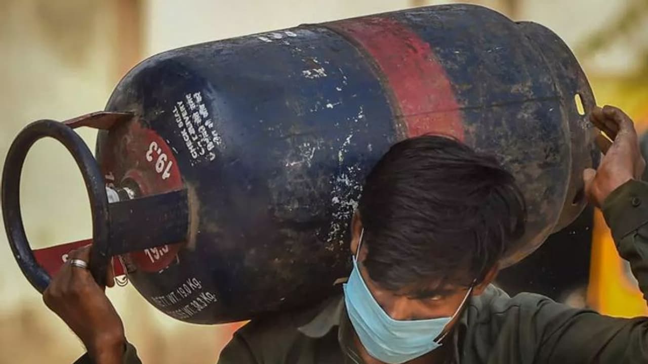 LPG Price Today:குட்நியூஸ் மக்களே.. சிலிண்டர் விலை அதிரடி குறைப்பு..! எவ்வளவு தெரியுமா? 