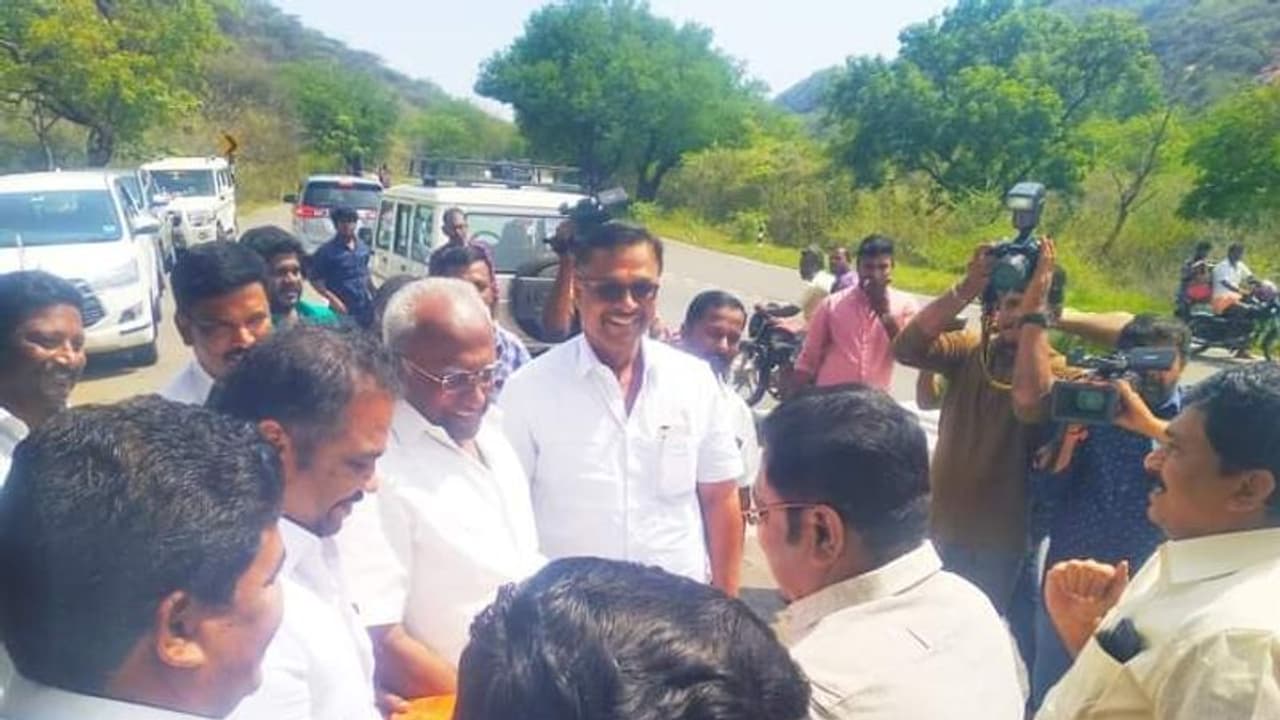 டிடிவி அணியில் இணைந்தாரா ஓபிஎஸ் ஆதரவாளர்...? அதிர்ச்சி அடைந்த அதிமுக...சையது கான் கூறிய புதிய விளக்கம் டிடிவி அணியில் இணைந்தாரா ஓபிஎஸ் ஆதரவாளர்...? அதிர்ச்சி அடைந்த அதிமுக...சையது கான் கூறிய புதிய விளக்கம்