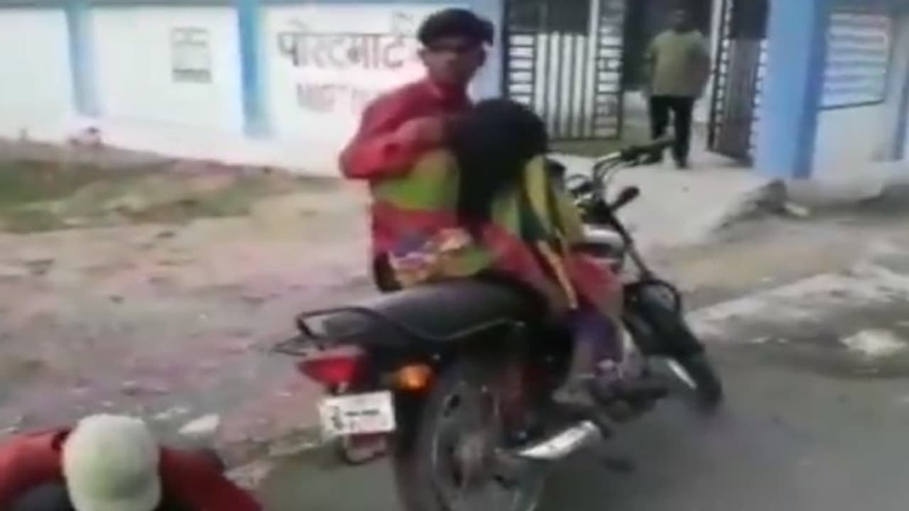 mp:ஆம்புலன்ஸ் தராததால் தாயின் சடலத்தை பைக்கில் கொண்டு சென்ற மகன்: மத்திய பிரதேசத்தின் அவலம் mp:ஆம்புலன்ஸ் தராததால் தாயின் சடலத்தை பைக்கில் கொண்டு சென்ற மகன்: மத்திய பிரதேசத்தின் அவலம்