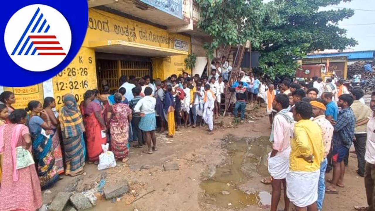 ಸಚಿವರ ಗ್ರಾಮದಲ್ಲೇ ರಸಗೊಬ್ಬರಕ್ಕಾಗಿ ರೈತರ ಪರದಾಟ! ಸಚಿವರ ಗ್ರಾಮದಲ್ಲೇ ರಸಗೊಬ್ಬರಕ್ಕಾಗಿ ರೈತರ ಪರದಾಟ!