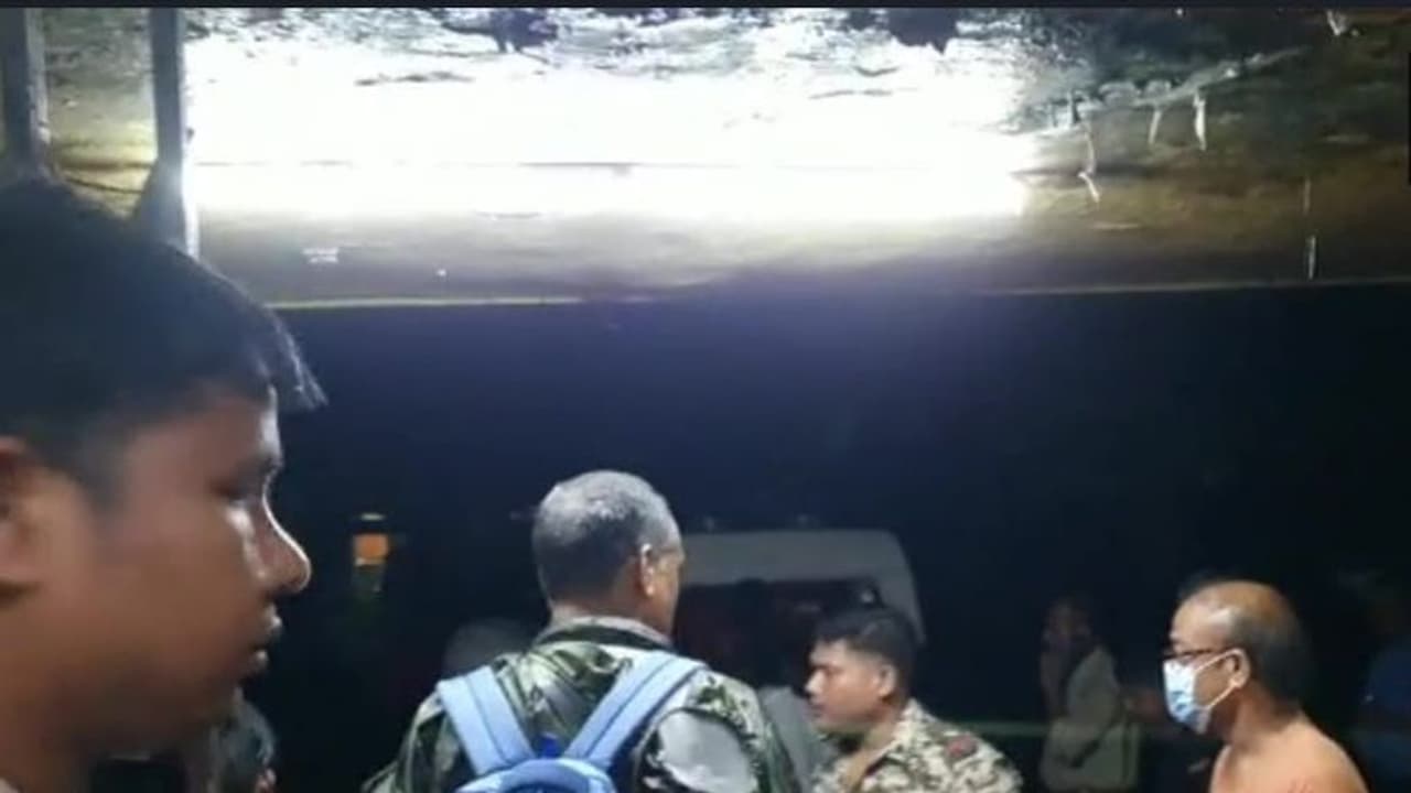 பயணிகள் வேனில் மின்சாரம் தாக்கியதில் 10 பேர் துடி துடித்து உயிரிழந்தனர்.. நள்ளிரவில் பயங்கரம். 